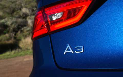 US_Audi_A3_8V_Sedan_blue_16
