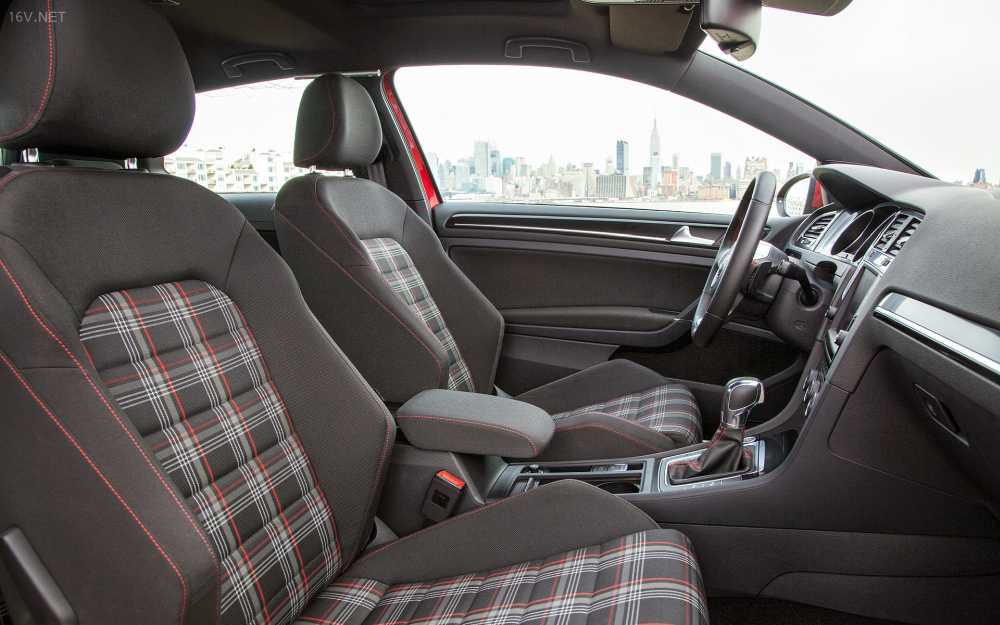 VW Golf 7 Interior 2013 002