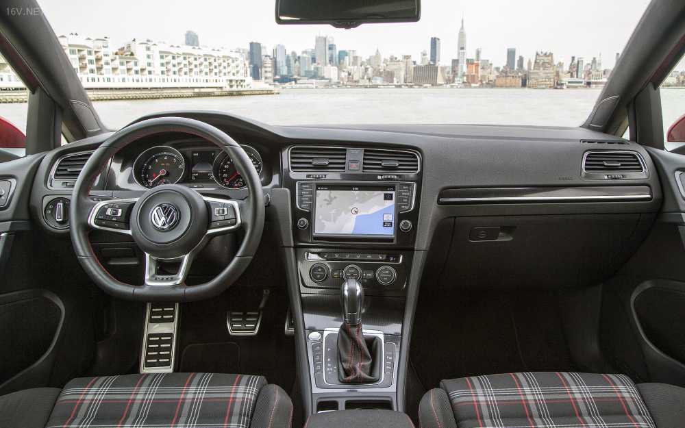 VW Golf 7 Interior 2013 009
