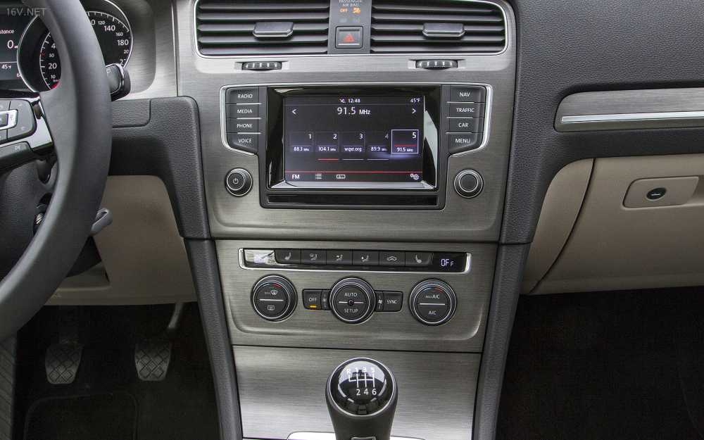 VW Golf 7 Interior 2013 013